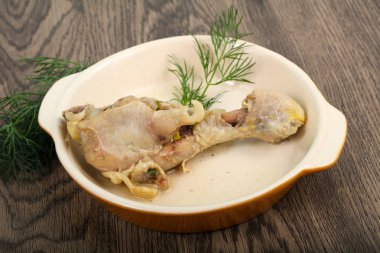 Dereotu servis haşlanmış tavuk budu