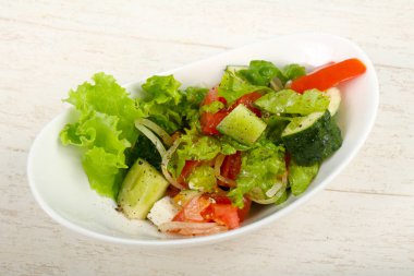 Zeytinli ve peynirli Yunan salatası