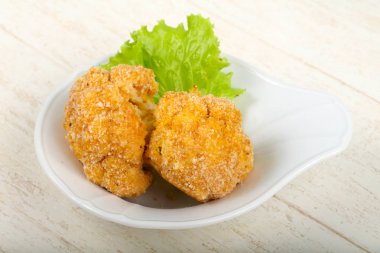 Beyaz tabak içinde diyet gevrek karnabahar