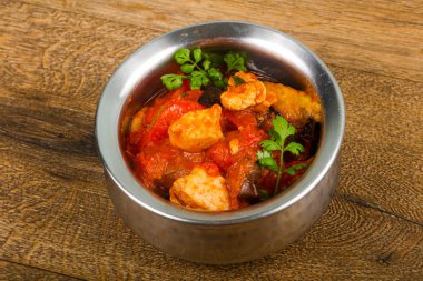 Tavuk Tay Curry patlıcan ve domates ile