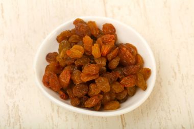 Hafif ahşap arka planda kuru üzüm yığını