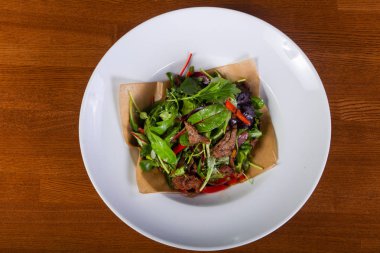 Biftek salata otlar ve baharatlar ile