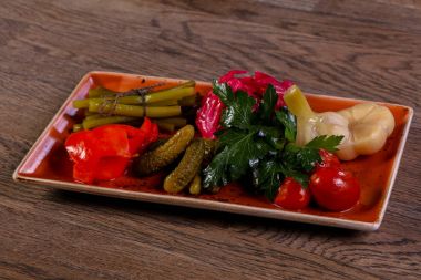 Maydanoz ile Turşu sebze tabağı karıştırın