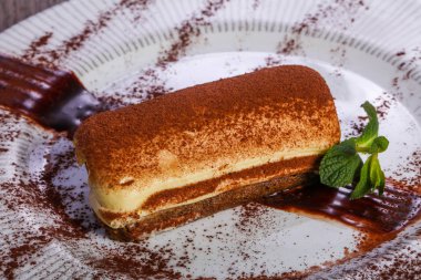 Nane yaprakları hizmet lezzetli Tiramisu pasta