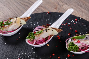 Wirh soğan ve ekmek ringa snack