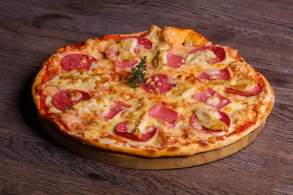 Leckere Pizza Mit Schinken Und Würstchen — Stockfoto