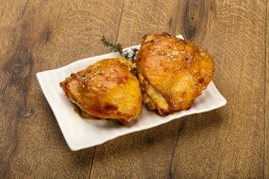 Kavrulmuş tavuk uyluk baharat ve soya sosu ile