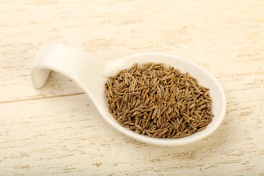 Kimyon tohumları yığın ahşap arka plan üzerinde