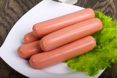 Salata ve ketçap ile sosis haşlama