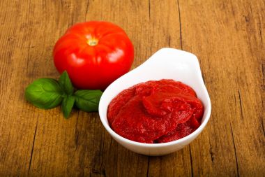 Domates salçası fesleğen yaprakları ile