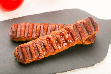 Ahşap arka plan üzerinde ızgara dana sosis