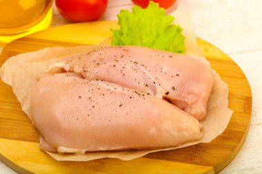 Biber yemek pişirmek için hazır çiğ tavuk göğsü