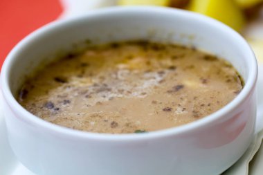 Çorba - Jurek beyaz plaka, closeup Lehçe