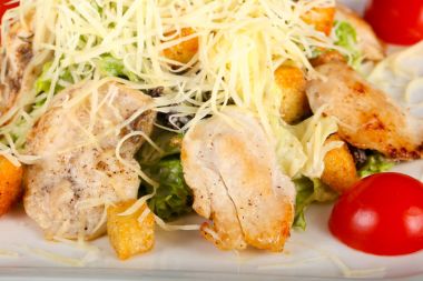 Sezar salatası tavuk ve peynir