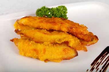 Beyaz tabak içinde gevrek tavuk göğsü