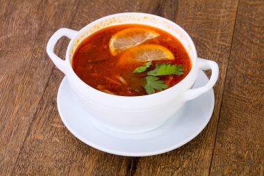 Limon serbed maydanoz çorbası Solyanka