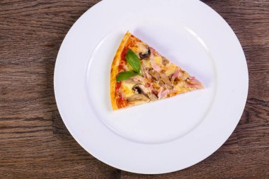 Jambon ve mantar peynirli pizza