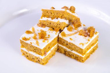 Kremalı tatlı ve taze kek. 