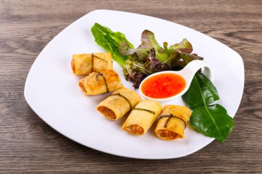 Karides ve sebze ile geleneksel Asya böreği