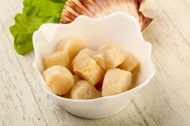 Çiğ deniz tarakları kasede pişmeye hazır.