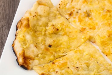 Hint ekmek - Naan peynir ve sarımsak ile