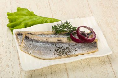 Dereotu ve soğan ile ringa balığı filetosu