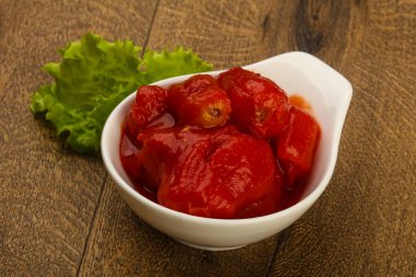 Kase suyu ile soyulmuş domates