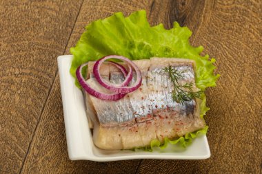 Ringa balığı filetosu dereotu ve soğan dilimlenmiş