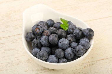 Kase ahşap arka plan üzerinde yabanmersini