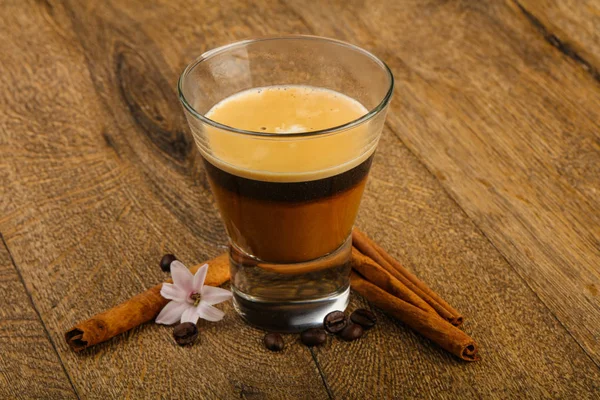 Cappuccino Kaffee Mit Zimt Serviert Blume — Stockfoto