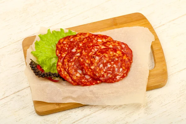 Φέτες Νόστιμο Λουκάνικο Chorizo Πέρα Από Ξύλινο Υπόβαθρο — Φωτογραφία Αρχείου