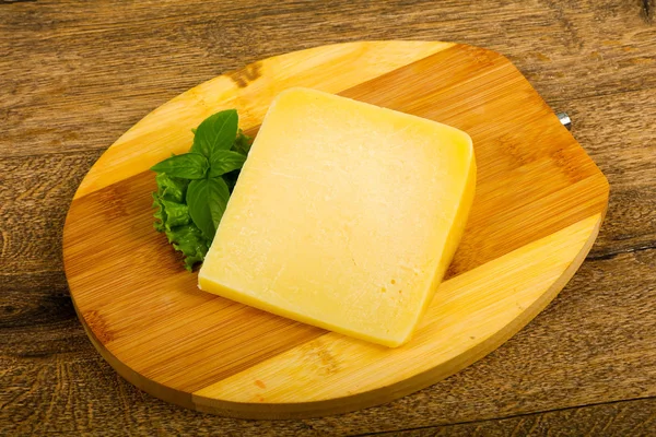 Queijo Parmesão Com Folhas Salada Manjericão — Fotografia de Stock