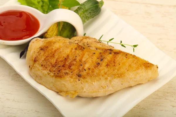 鶏胸肉のロースト サラダの葉 — ストック写真