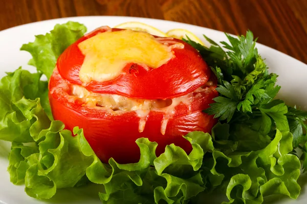 Tomate Recheado Assado Com Queijo — Fotografia de Stock