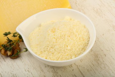 Parmesan rendelenmiş peynir yığın ceviz ve kekik ile