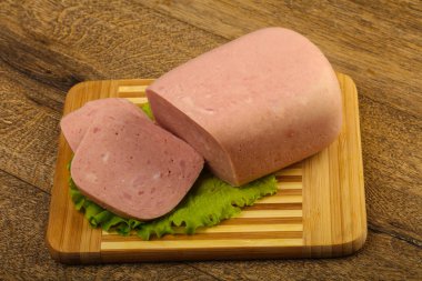 Jambon sosis salata üzerinde yemek için hazır bırakır