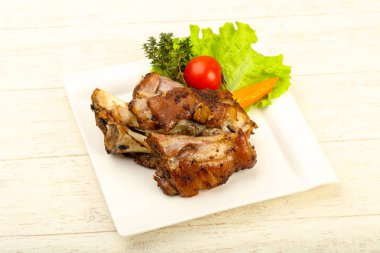 Kavrulmuş domuz diz dijon hardal sos ile