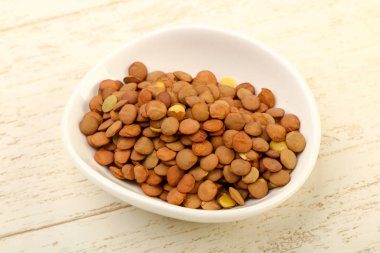 Yemek pişirmek için hazır kapta çiğ mercimek