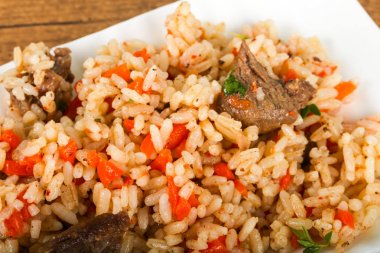 Asya pirinç - et ve havuç ile Plov