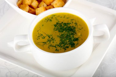 Beyaz masada ekmek tavuk çorbası