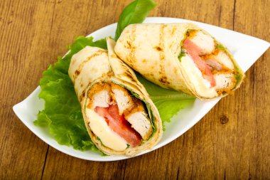 Tavuk ekmek rulo salata yaprakları ile