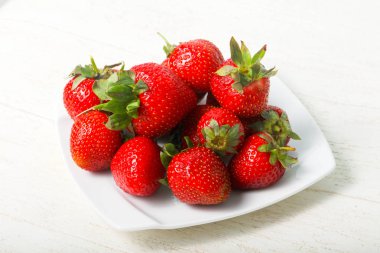 Beyaz masa üzerinde beyaz kase parlak çilek