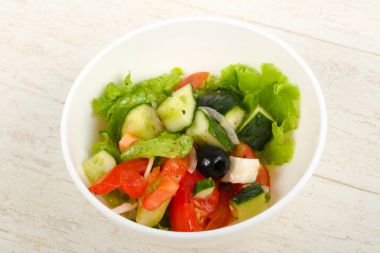 Zeytinli ve peynirli Yunan salatası