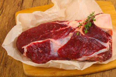 Kekik - yemek için hazır ile ham sığır eti