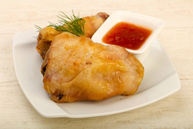 Domates soslu tavuk budu ahşap arka plan üzerinde pişmiş