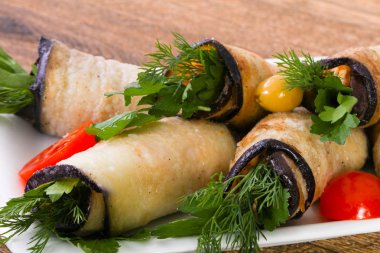 Patlıcan peynir ve dereotu ile rulo