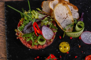 Çiğ biftek tartar Bıldırcın yumurta hizmet