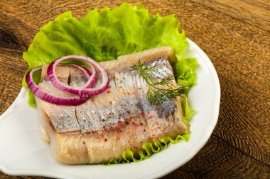 Ringa balığı filetosu dereotu ve soğan dilimlenmiş