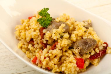 Tavuk kalbi ve kuru domatesli bulgur.