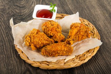 Ketçap ile çıtır tavuk kanatları